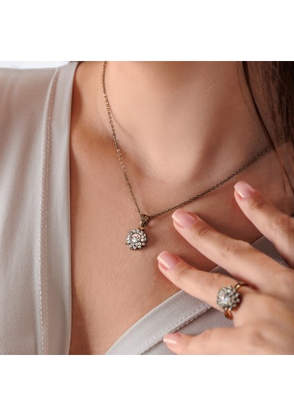 Klasik Işıltı Kadın 3'lü Takı Seti Küpe Kolye Yüzük Takım Bakır El Yapımı Kristal Taşlı Kararma Yapmaz Kutulu modelleri