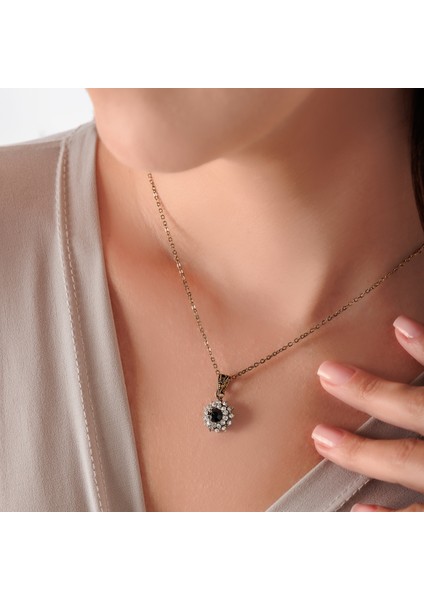 Klasik Işıltı Siyah Kadın 3'lü Takı Seti Küpe Kolye Yüzük Takım Bakır El Yapımı Kristal Taşlı Kararma Yapmaz Kutulu modelleri