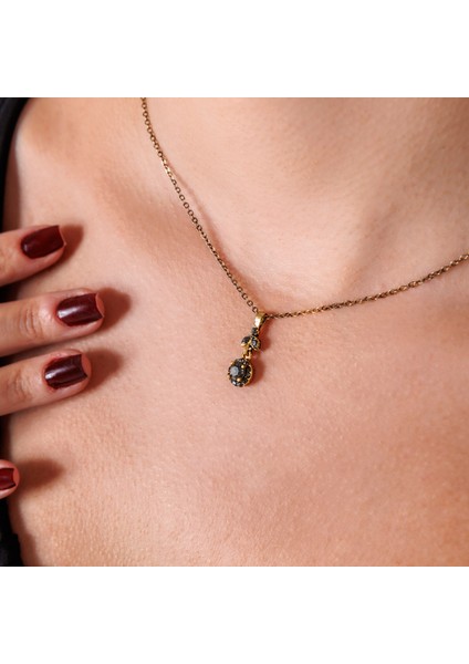 Zamansız Pırıltı Antrasit Kadın 3'lü Takı Seti Küpe Kolye Yüzük Takım Bakır El Yapımı Kristal Taşlı Kararma Yapmaz Kutulu modelleri