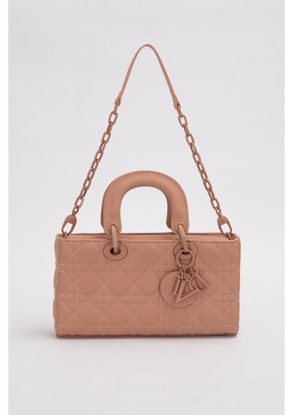 Pembe Logo Aksesuar Zincirli Omuz Çantası