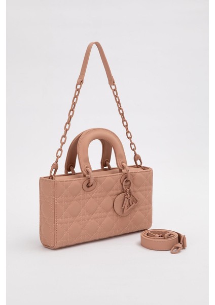 Pembe Logo Aksesuar Zincirli Omuz Çantası fiyatları