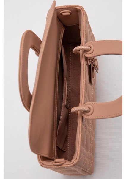 Pembe Logo Aksesuar Zincirli Omuz Çantası modelleri