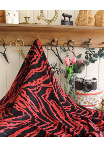 Jakarlı Ipek Kupra Dökümlü Muazzam Kumaş Kırmızı Siyahın Asaleti