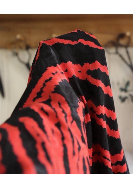 Jakarlı Ipek Kupra Dökümlü Muazzam Kumaş Kırmızı Siyahın Asaleti fiyatları