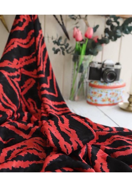 Jakarlı Ipek Kupra Dökümlü Muazzam Kumaş Kırmızı Siyahın Asaleti modelleri