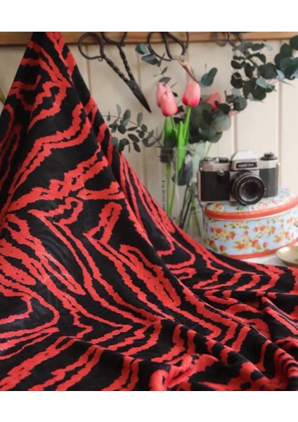 Jakarlı Ipek Kupra Dökümlü Muazzam Kumaş Kırmızı Siyahın Asaleti