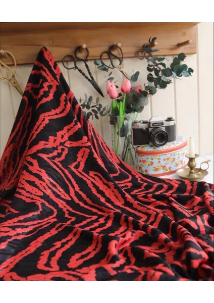 Jakarlı Ipek Kupra Dökümlü Muazzam Kumaş Kırmızı Siyahın Asaleti