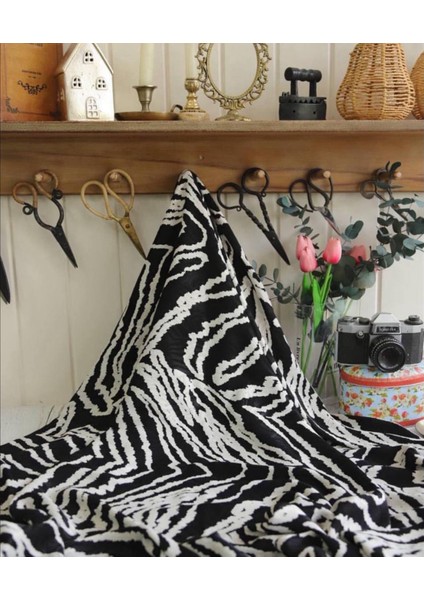 Jakarlı Ipek Kupra Dökümlü Muazzam Kumaş Zarif Siyah Beyaz Renginde