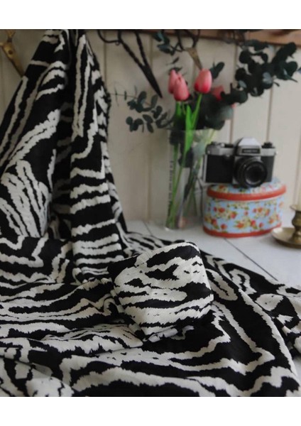 Jakarlı Ipek Kupra Dökümlü Muazzam Kumaş Zarif Siyah Beyaz Renginde