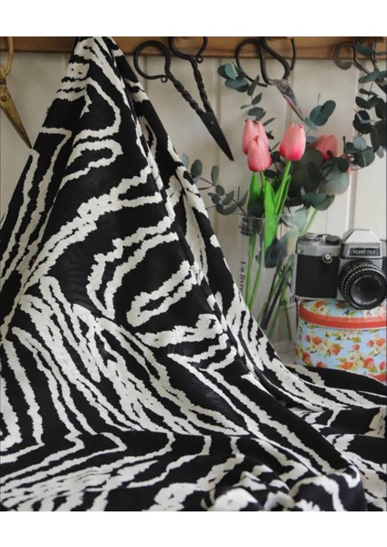 Jakarlı Ipek Kupra Dökümlü Muazzam Kumaş Zarif Siyah Beyaz Renginde