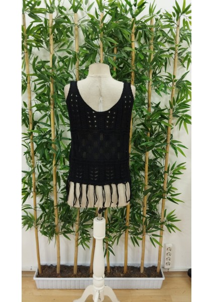 Kadın Yuvarlak Yaka Askılı Önden Düğmeli Püsküllü Triko Bluz