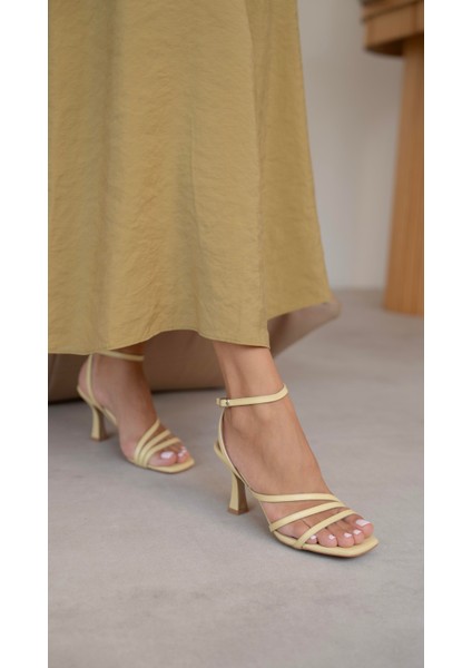 Tobias Sarı Hakiki Deri Topuklu Ayakkabı fırsatları