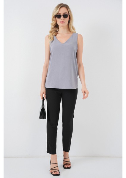 Kadın BDART Dokulu V Yaka Kolsuz Bluz Gri fiyatları