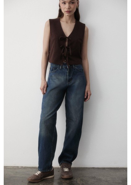 Kadın Yüksek Bel Geniş Paça Çizgi Detaylı Arkası Kemerli Jean Pantolon fiyatları