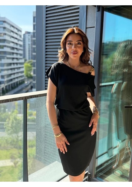 Kadın Kısa Kollu Tek Omuz Askı ve Aksesuar Detay Beli Lastikli Krep Elbise