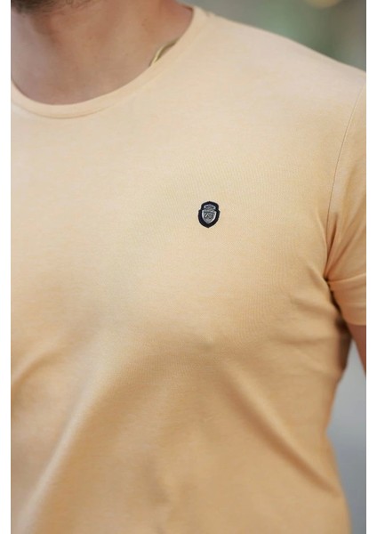 Erkek Bisiklet Yaka Arma Detaylı Basic Kısa Kollu Tişört modelleri