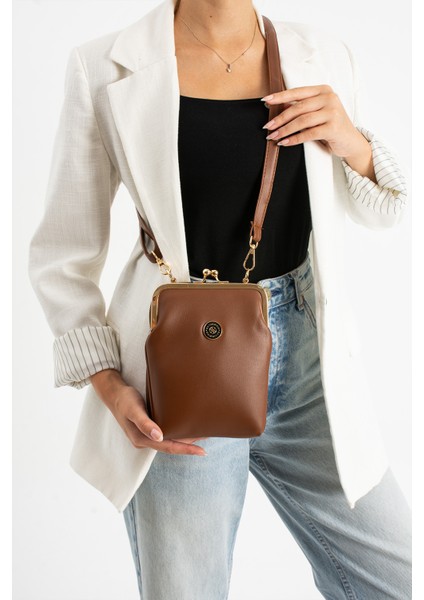 Kadın Burslu Gold Aksesuarlı Ayarlanabilir Çapraz Askılı Suni Deri Omuz ve Çapraz Çanta modelleri