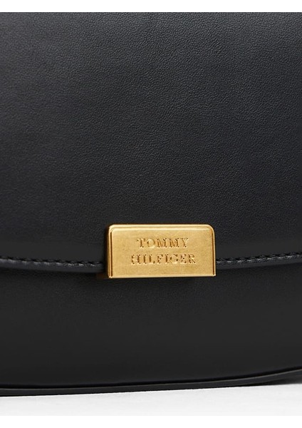 Kadın Kapaklı Metal Logolu Omuz Çantası - Siyah fırsatları