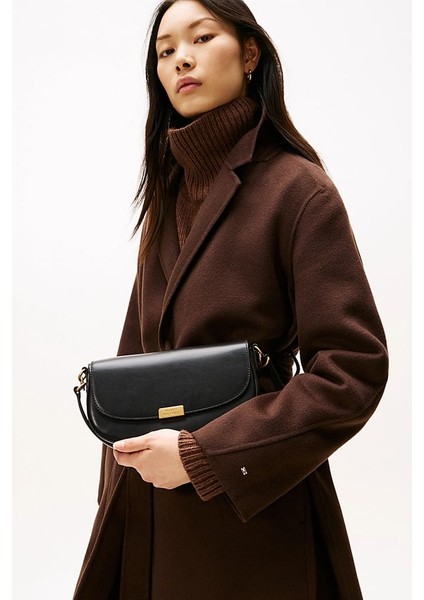 Kadın Kapaklı Metal Logolu Omuz Çantası - Siyah indirimleri