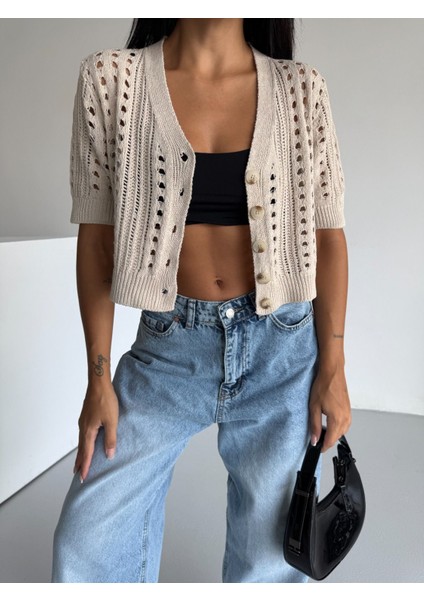 Kısa Kollu Ajurlu Desen Düğme Detaylı %100 Pamuk Crop Hırka fırsatları