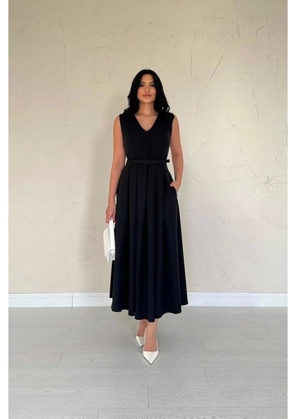 Siyah Önü Britli Pileli Elbise