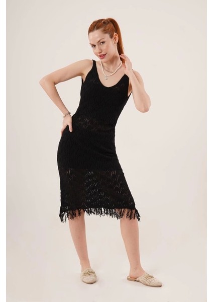 Ajurlu V Yaka Püskül Detaylı Siyah Elbise