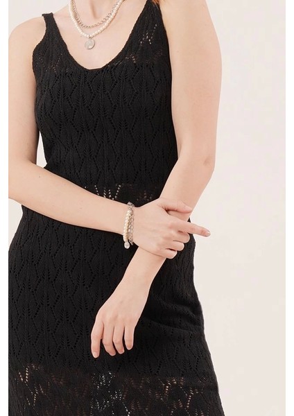 Ajurlu V Yaka Püskül Detaylı Siyah Elbise fiyatları