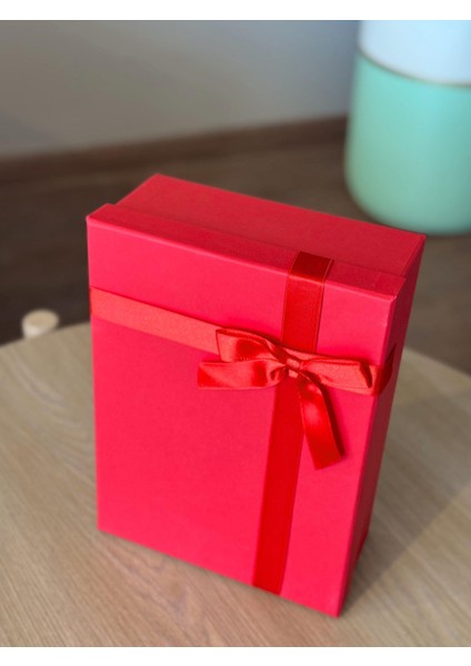 Büyük Boy Tekli Kırmızı Sert Kaliteli Kurdeleli Hediye Kutusu Gelin Bohça Kutusu 30X22X10 cm