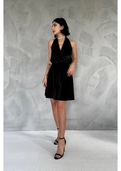 Siyah Boyundan Geçmeli Elbise