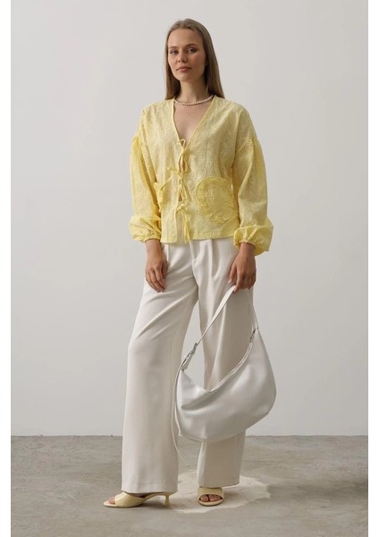 Kalp Detaylı Bağlamalı Brode Bluz - Sarı