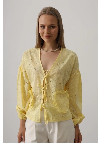 Kalp Detaylı Bağlamalı Brode Bluz - Sarı fiyatları