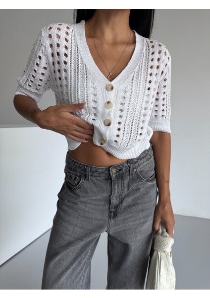 Kısa Kollu Ajurlu Desen Düğme Detaylı %100 Pamuk Crop Hırka fırsatları