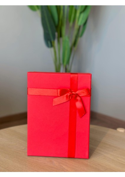 Orta Boy Tekli Kırmızı Sert Kaliteli Kurdeleli Hediye Kutusu Gelin Bohça Kutusu 30X22X10 cm fiyatları