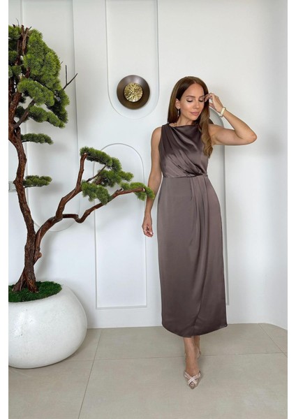 G1531 Drape Detaylı Kolsuz Saten Elbise Kahverengi