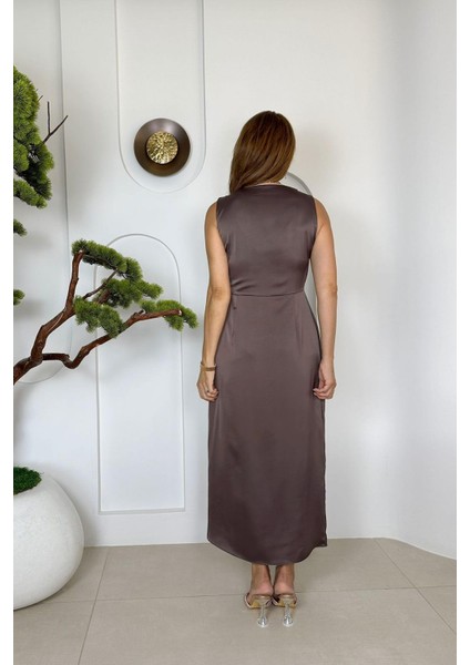 G1531 Drape Detaylı Kolsuz Saten Elbise Kahverengi fiyatları