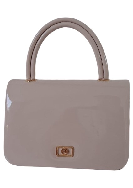 Lal'den Parlak Rugan Deri Görünümlü Bej Krem ve Bordo Tonunda Kadın Çantası – Zincir Detaylı Omuz & El Kullanımı -Minimalist Tasarım Omuz & El Çantası – Şık ve Kullanışl Bayan Çantaı