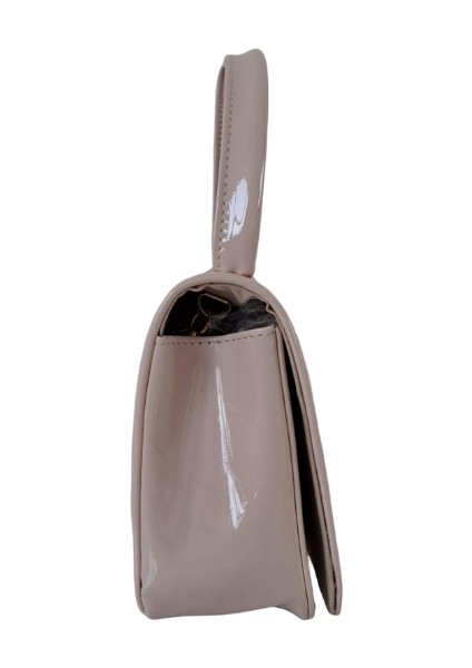 Lal'den Parlak Rugan Deri Görünümlü Bej Krem ve Bordo Tonunda Kadın Çantası – Zincir Detaylı Omuz & El Kullanımı -Minimalist Tasarım Omuz & El Çantası – Şık ve Kullanışl Bayan Çantaı modelleri