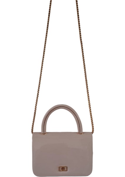 Lal'den Parlak Rugan Deri Görünümlü Bej Krem ve Bordo Tonunda Kadın Çantası – Zincir Detaylı Omuz & El Kullanımı -Minimalist Tasarım Omuz & El Çantası – Şık ve Kullanışl Bayan Çantaı fırsatları