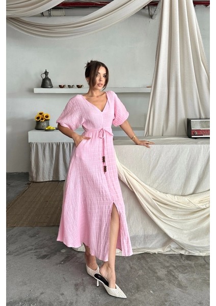 V Yaka Bel Boncuk Bağlamalı Müslin Elbise Yırtmaç Detaylı - Pembe
