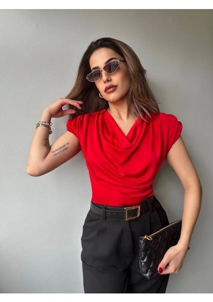 Kadın V Yaka Vatka Detay Kolsuz Dökümlü Bluz