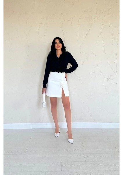 Ekru Yırtmaçlı Gül Detaylı Mini Etek