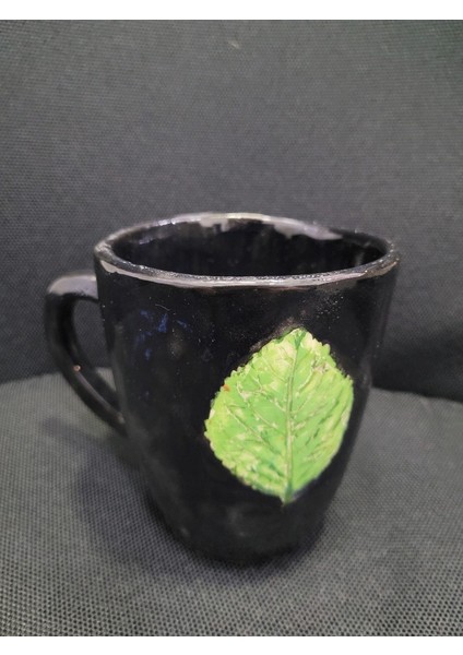Doğal Yaprak Figürlü Siyah Seramik Kupa – El Işçiliği ve Parlak Sırlı Kaplama