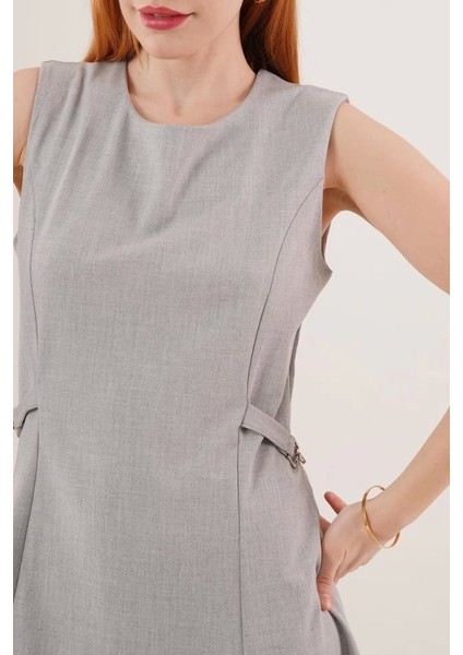 Yanları Zincir Detaylı Sıfır Kol Gri Mini Elbise modelleri