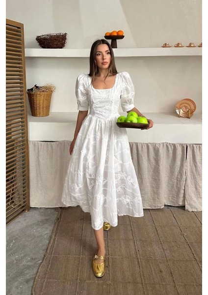 Beyaz Balon Kollu Brode Elbise
