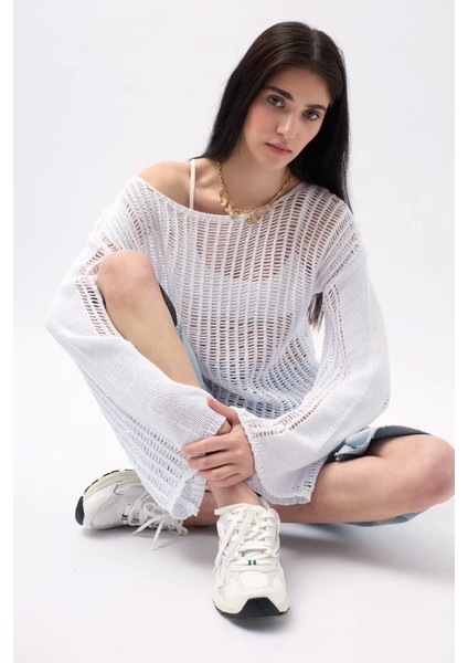 Kayık Yaka Ajurlu Bluz