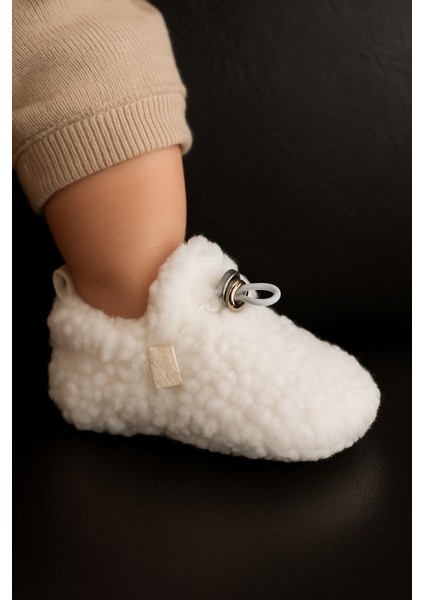 Peluş Astarlı ve Yüzeyli Ayarlanabilir Lastikli Kaydırmaz Taban Bebek Pandufu, Ev Patiği