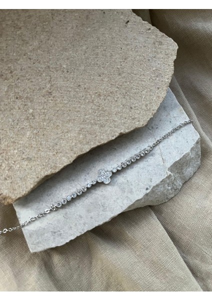 Taşlı Yoncalı Gümüş Renkli Ince Bileklik fiyatları