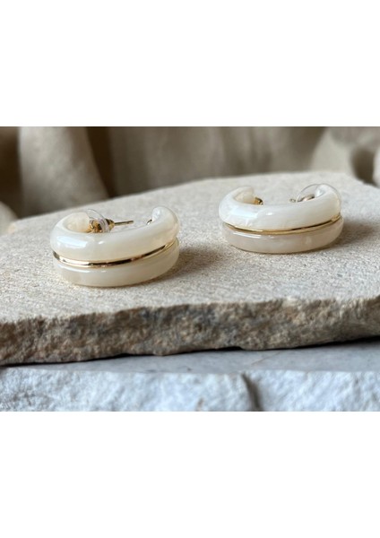 Altın Rengi Şeritli Kemik Krem Küpe