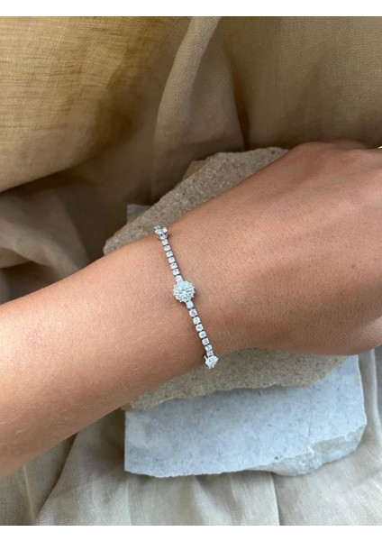 Taşlı Gümüş Renkli Ince Bileklik fırsatları