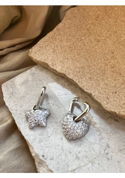 Gümüş Renkli Taşlı Kalpli Küpe